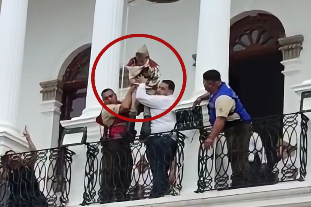 Niño recrea a Juan Escutia y salta desde un balcón en Ameca