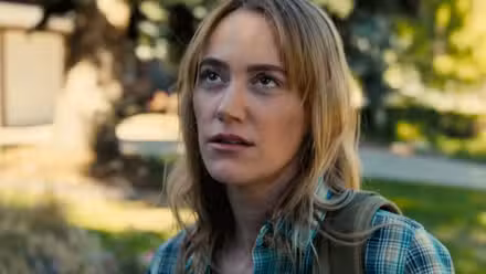 Maika Monroe en Recordatorios de él
