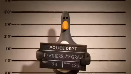 Feathers McGraw posando para una foto policial en Wallace y Gromit