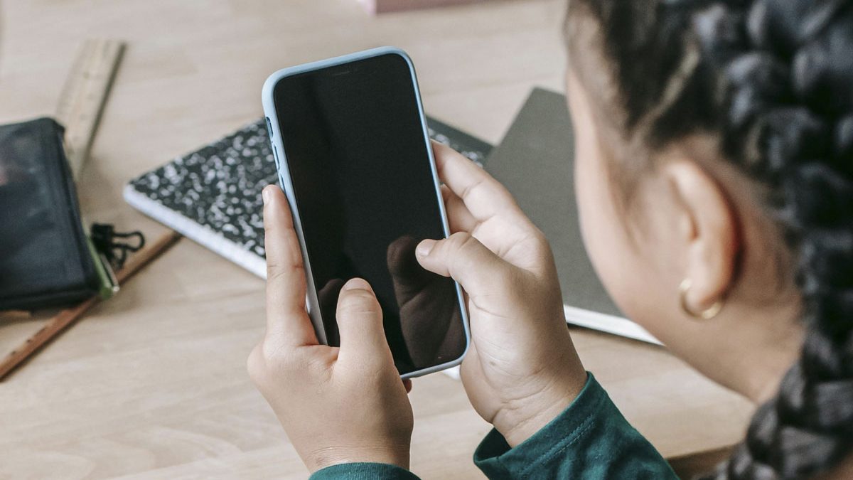 Restricción de celulares en escuelas requiere definir protocolos y reglas de aplicación: especialista
