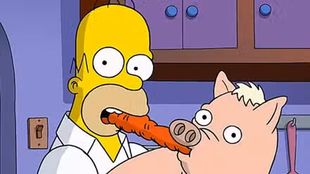 Homero y su cerdo comparten una zanahoria en La película de Los Simpson