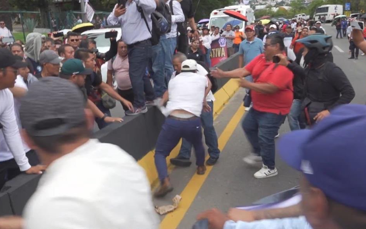 Se enfrentan maestros de la Sección 22 con militantes de Morena durante visita de Sheinbaum a Oaxaca