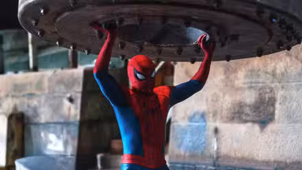 Spider-Man sosteniendo una gran pieza de metal en Brand New Day