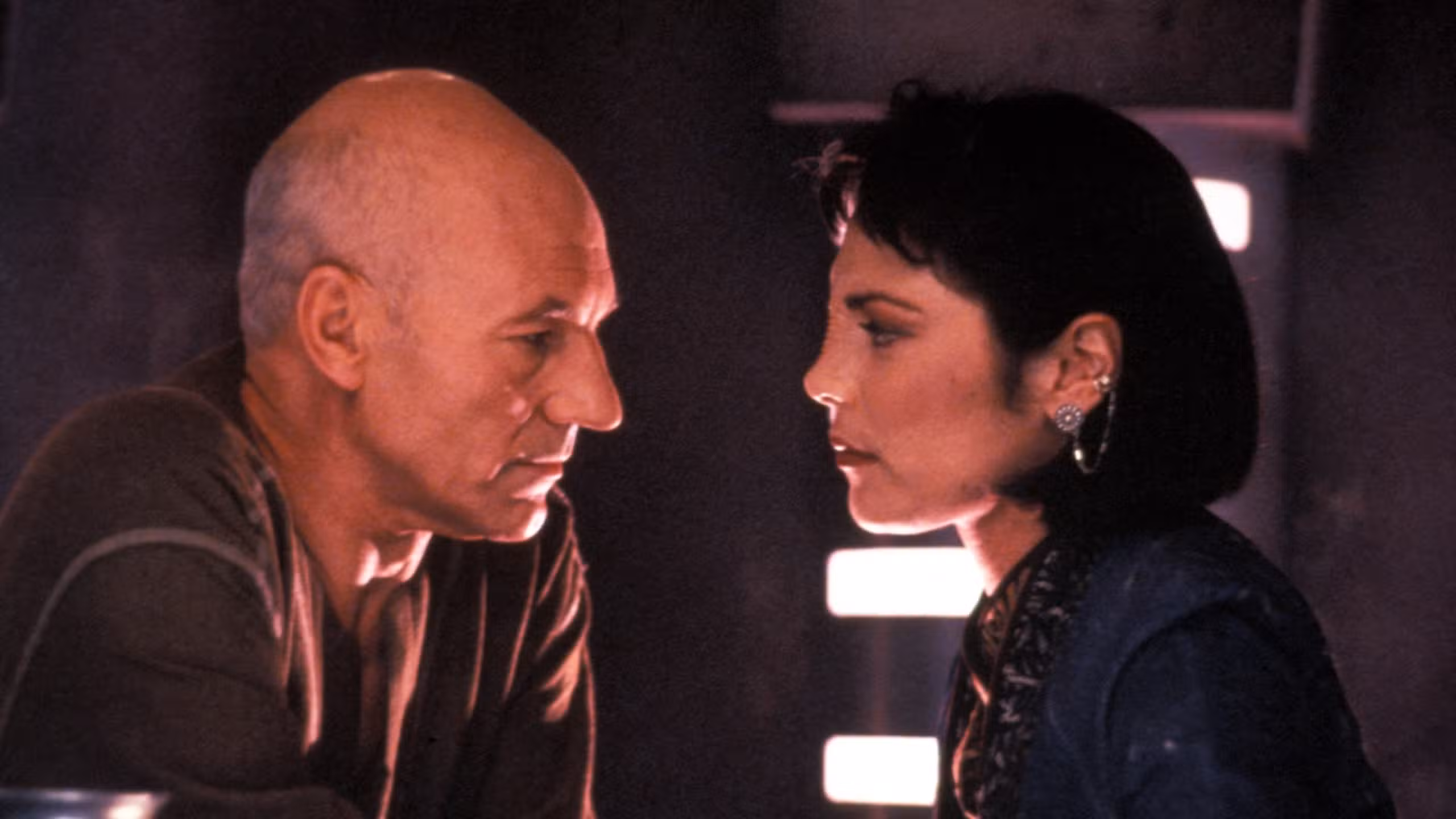 Patrick Stewart y Michelle Forbes en Star Trek La próxima generación