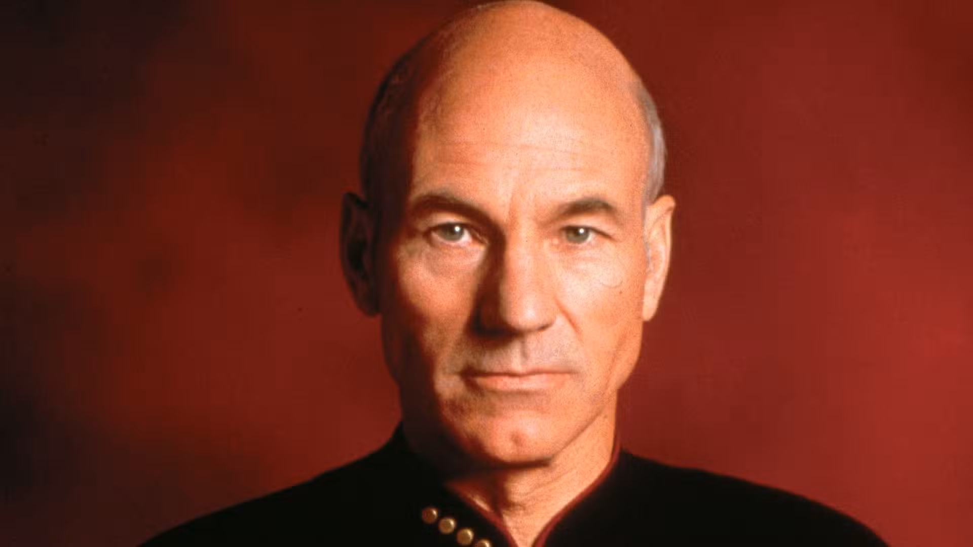 Picard (Patrick Stewart) mirando la pantalla en Star Trek: The Next Generation.