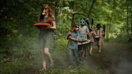Pet Semetary Remake de Stephen King con niños con máscaras de animales