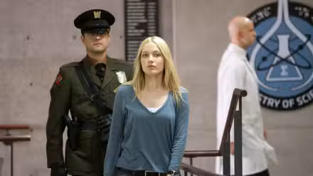 Joshua Jackson y Georgina Haig en Fringe