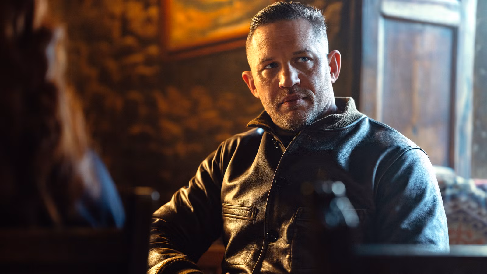 Tom Hardy explica el principal cambio de Harry en la temporada 2 de MobLand (exclusivo)