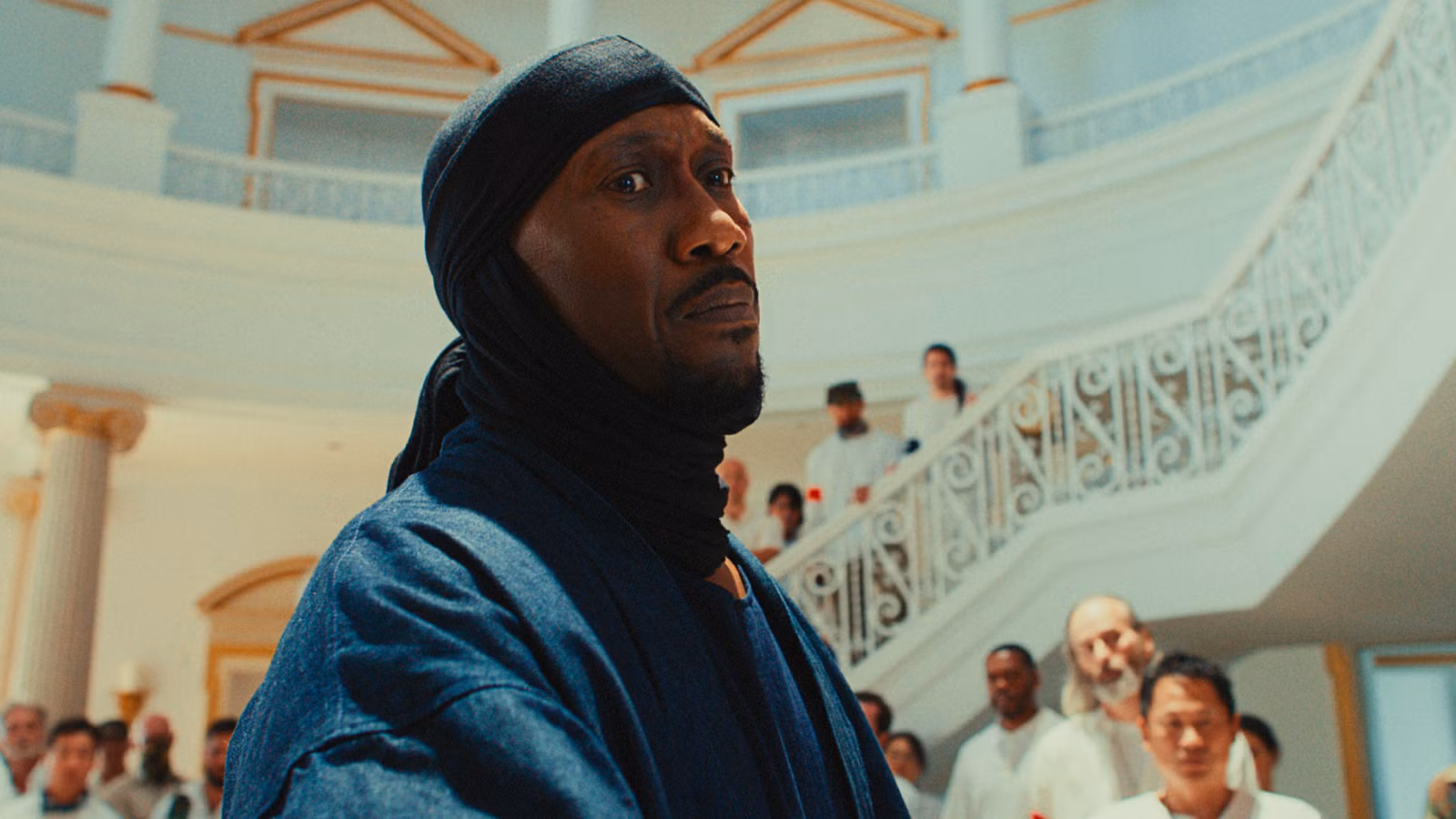 Tu madre Tu madre Tu madre Reseña: El drama Hitman de Mahershala Ali no es lo que esperabas [TIFF]