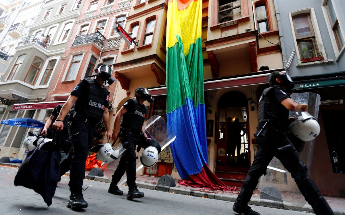 Turquía cierra web LGBTI y cuentas de activistas de derechos humanos