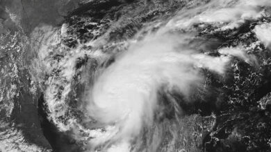 'Isaías' se intensifica a huracán categoría 1 y tormenta Simón mantiene lluvias intensas en el Pacífico