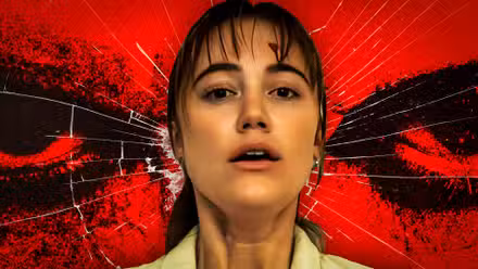 Maika Monroe en Longlegs y los ojos de Nicolas Cage detrás de ella