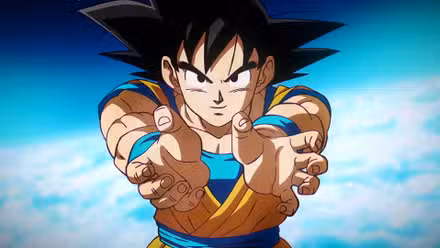 Goku extiende sus brazos en posición Kamehameha volando sobre las nubes en Dragon Ball Daima