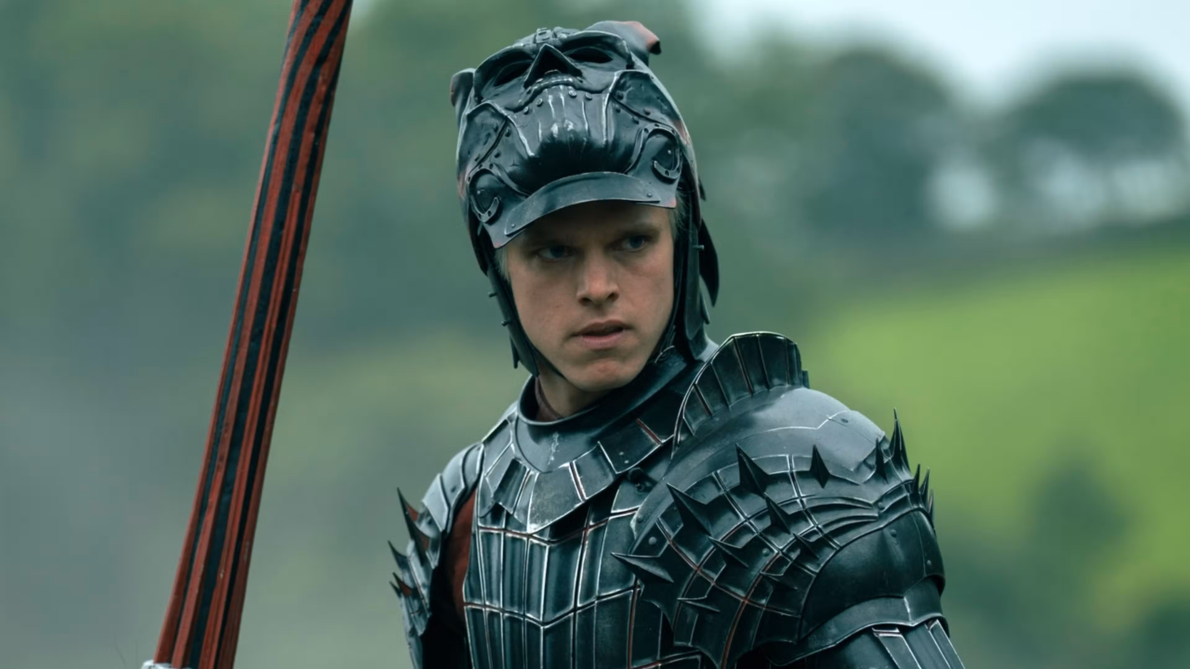 Finn Bennett como Aerion Targaryen con armadura en la temporada 1 de Un caballero de los siete reinos