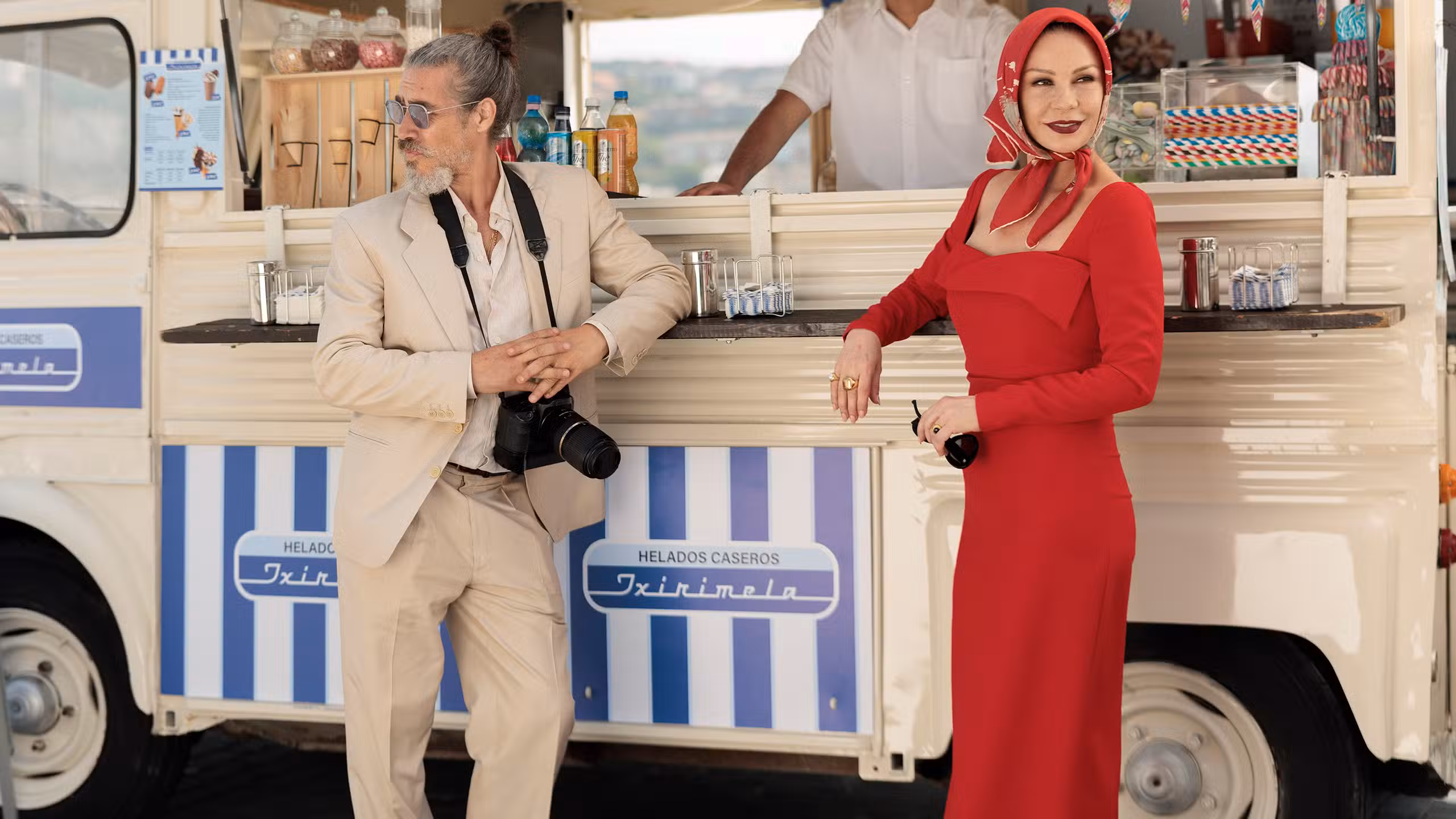Fotograma de Oscar Jaenada como Zigor y Catherine Zeta-Jones como Jackie en Kill Jackie.