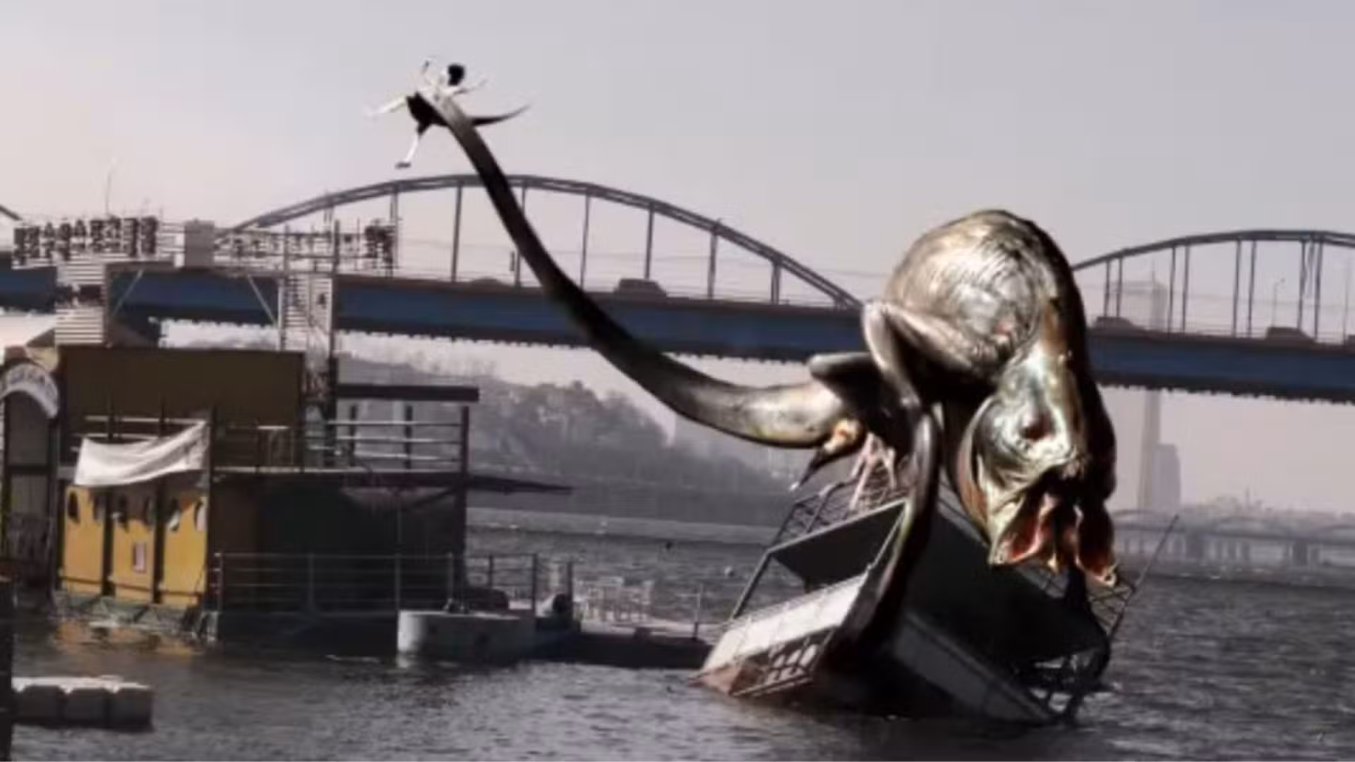 El monstruo de The Host en el agua.