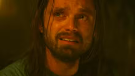 Sebastian Stan llorando como Bucky Barnes en el MCU en The Falcon and the Winter Soldier
