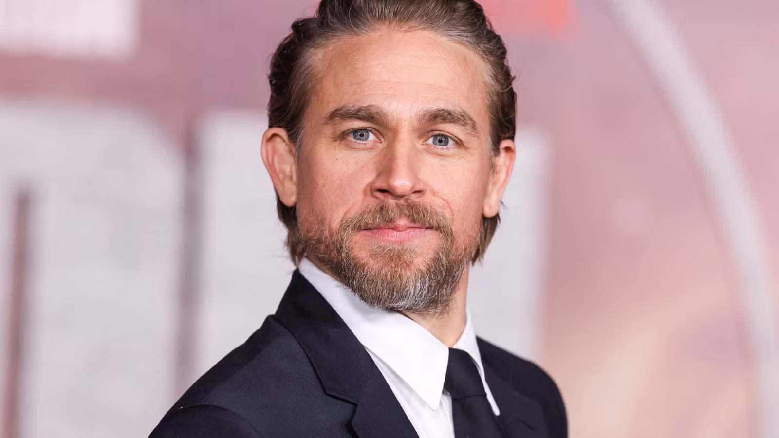 El nuevo thriller de espías de Charlie Hunnam publica las primeras imágenes en medio de una importante actualización de la filmación