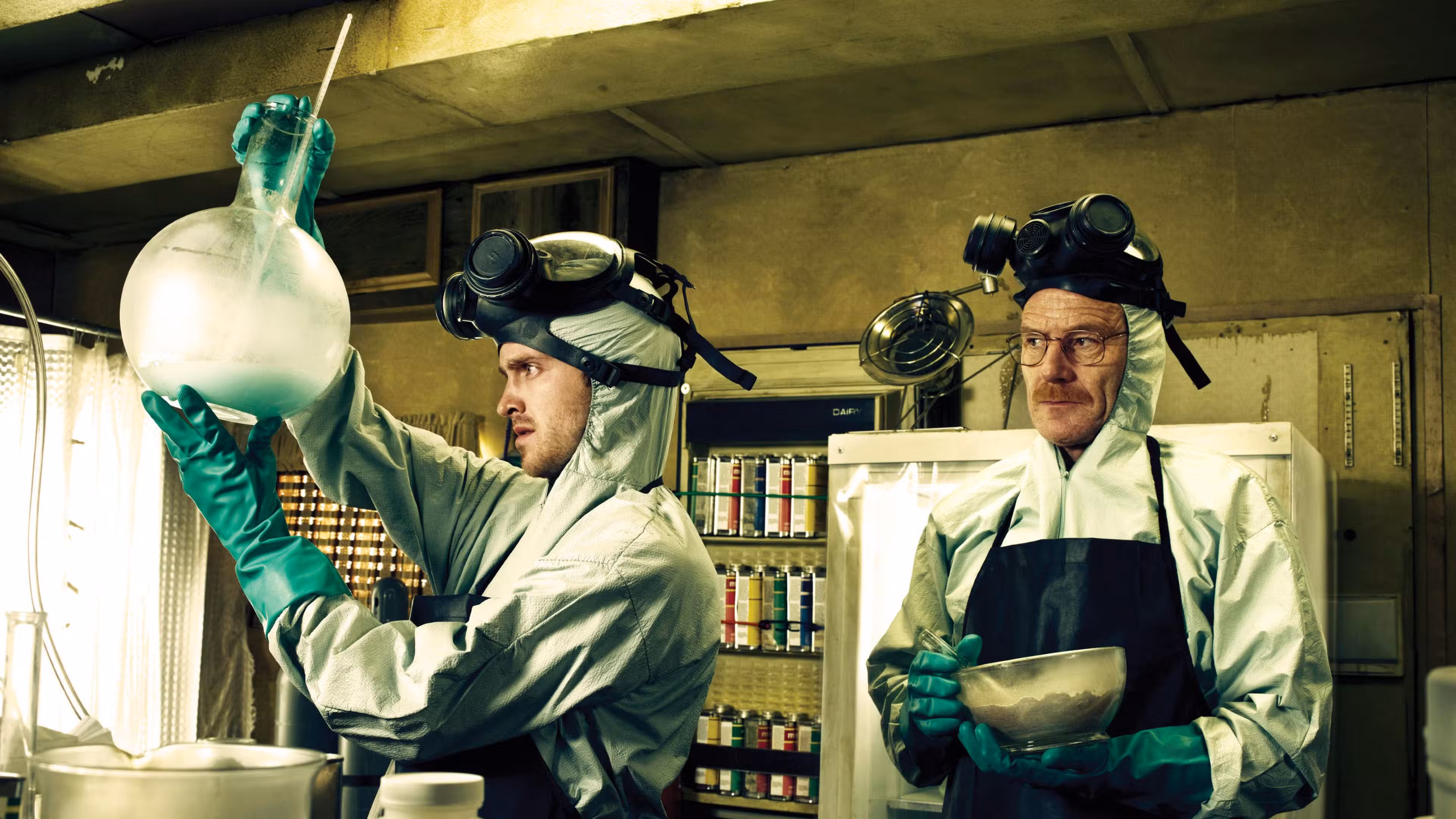 Walter White y Jesse Pinkman de Breaking Bad con su equipo de laboratorio.