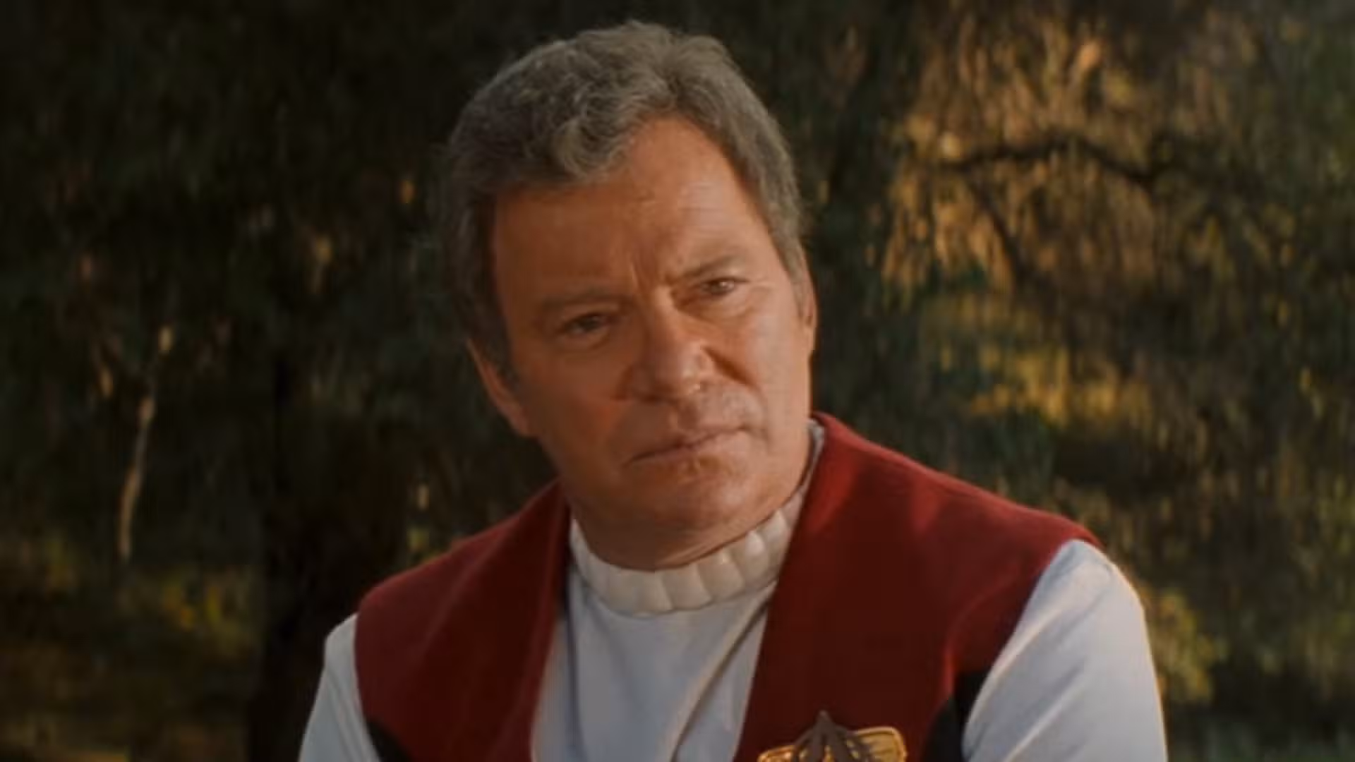 Kirk mirando a Picard mientras ambos están a caballo en el Nexus