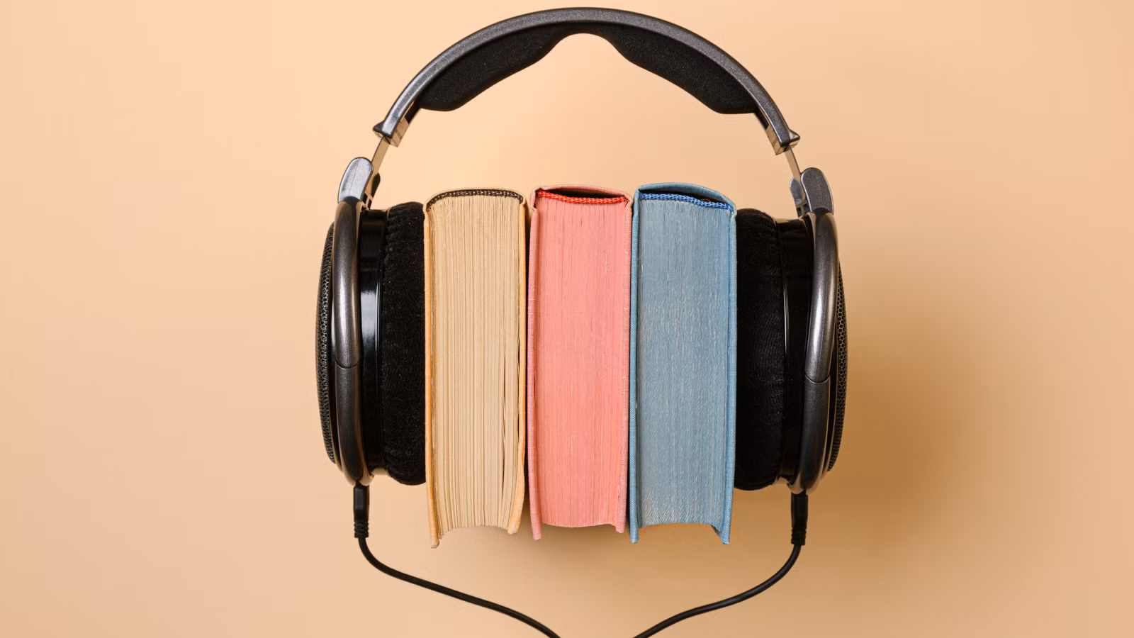 5 audiolibros de fantasía con narradores famosos que eclipsan la adaptación cinematográfica