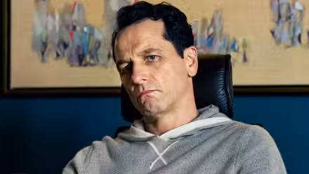 Matthew Rhys como Nile Jarvis en La bestia en mí