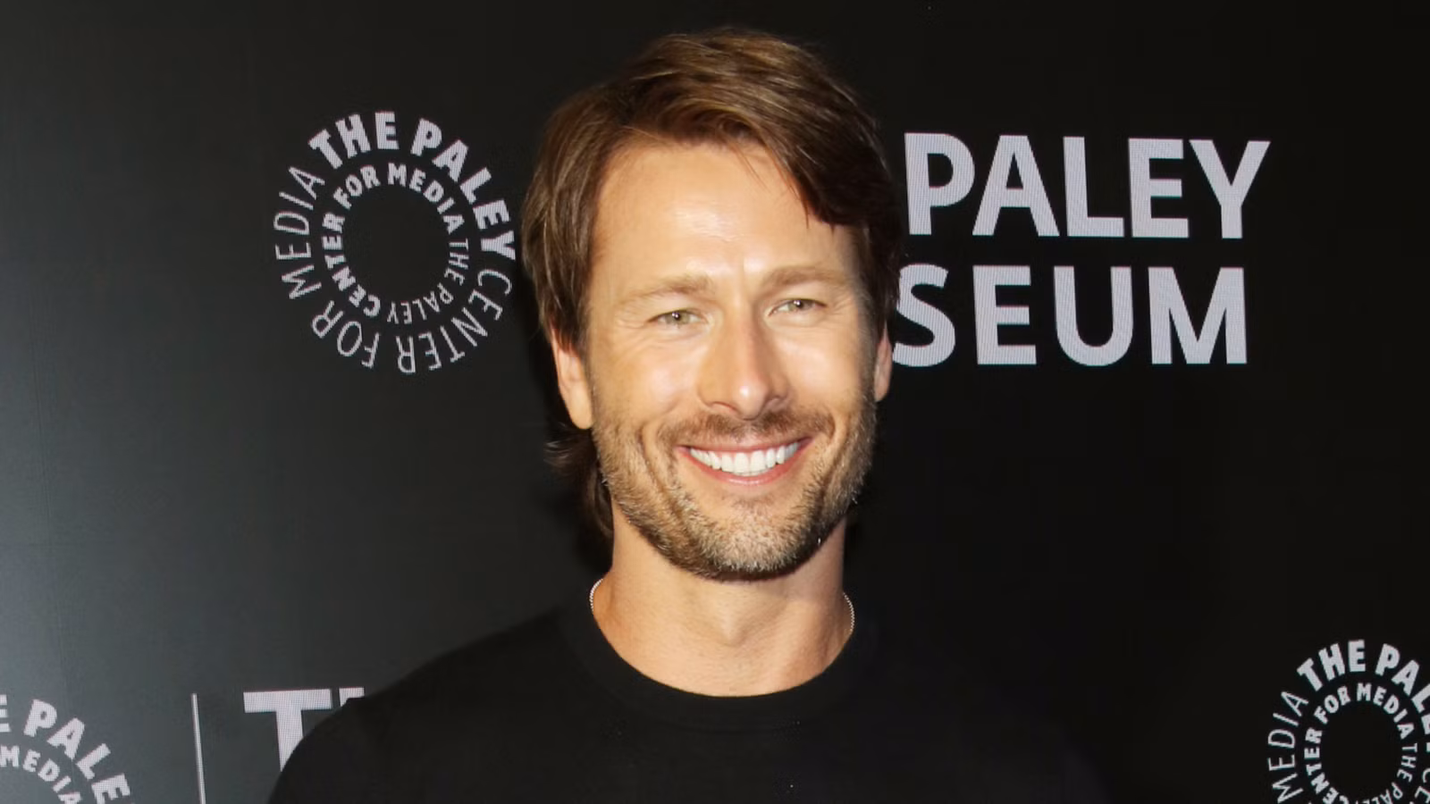 Glen Powell sale de la nueva película de ciencia ficción de Amazon