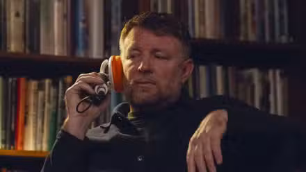 Guy Ritchie en el set de The Gentlemen de Netflix (2024)