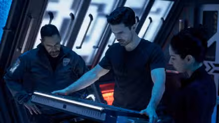 Tres personajes de The Expanse miran hacia abajo.