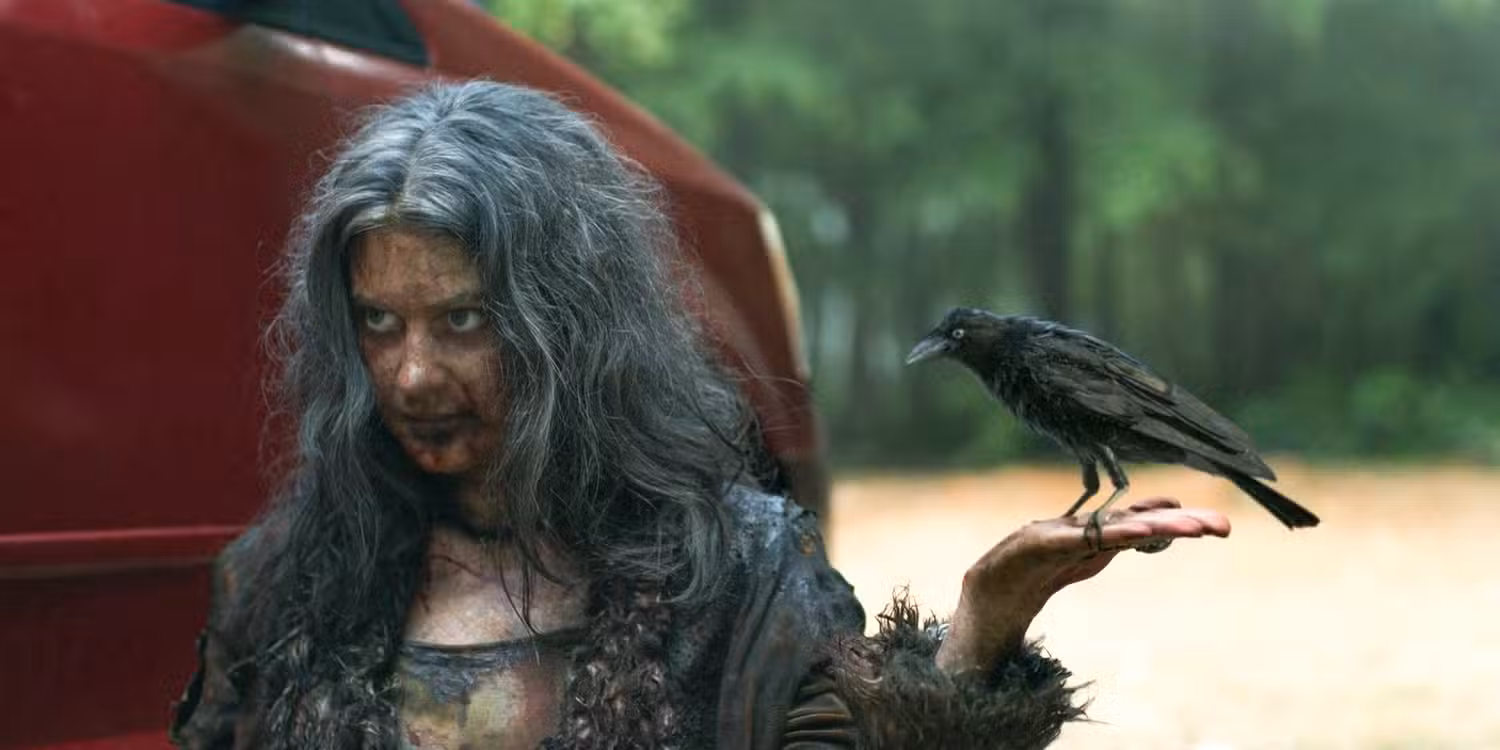 Cheryl (Kathrine Barnes), bajo posesión demoníaca, sostiene un cuervo negro en su mano en la temporada 1 de The Bondsman.
