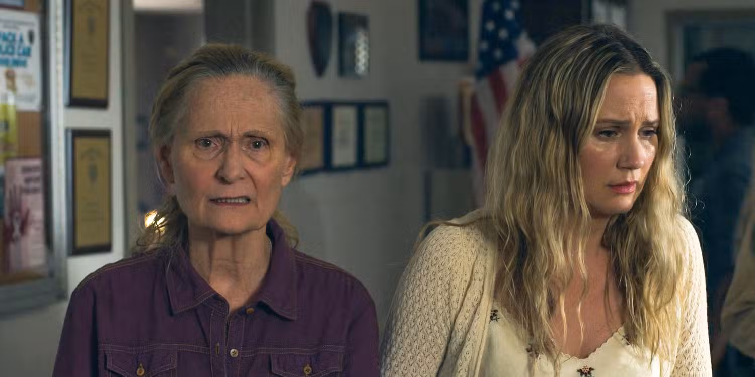 Kitty Halloran (Beth Grant) y Maryanne (Jennifer Nettles) parecen preocupadas en la temporada 1 de The Bondsman