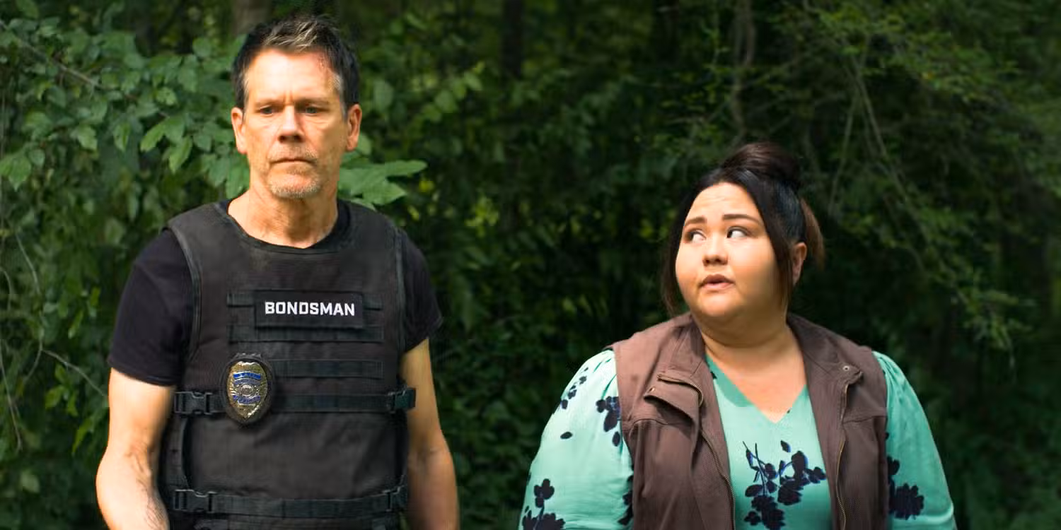 Midge (Jolene Purdy) mira intrigada a Hub Halloran (Kevin Bacon) en medio del bosque en The Bondsman Temporada 1