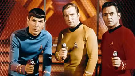 Imagen de la serie original de Star Trek, Kirk Spock y Scotty apuntando con láseres al espectador