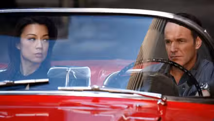Clark Gregg como Phil Coulson y Ming-Na Wen como Melinda May en Agentes de SHIELD