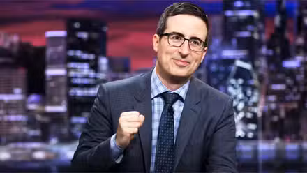 John Oliver sonriendo en un episodio de Last Week Tonight