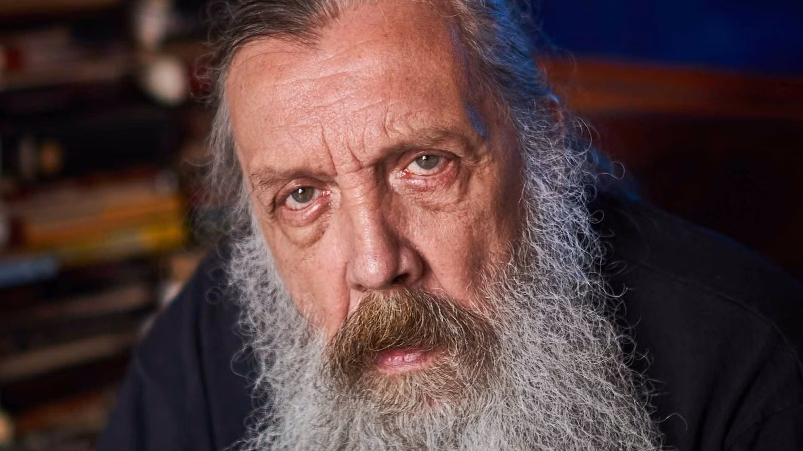 47 años después, el primer superhéroe de Alan Moore sigue siendo su creación más retorcida
