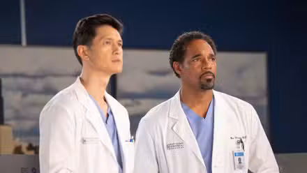 Harry Shum Jr. como Benson Kwan y Jason George como Ben Warren en la temporada 22 de Grey's Anatomy