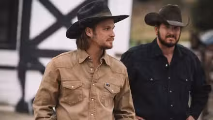Luke Grimes y Cole Houser en Yellowstone