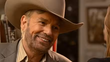 Billy Bob Thornton como Tommy Norris sonriendo en Landman