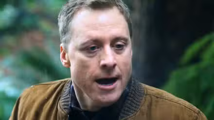 Alan Tudyk parece sorprendido como Harry Vanderspeigle en Resident Alien