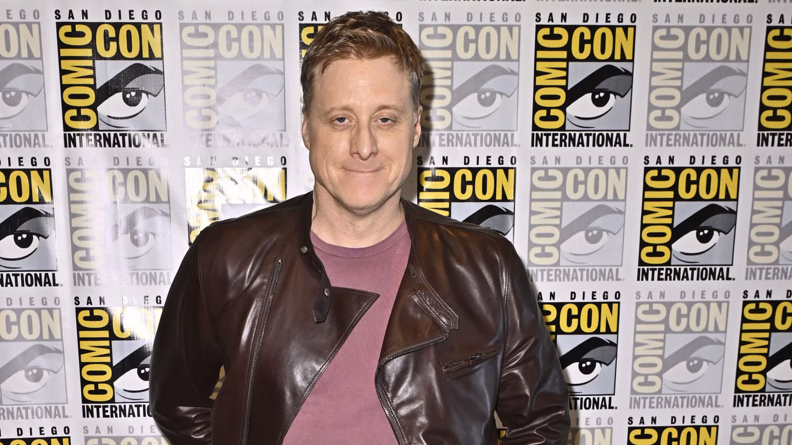 Las 4 temporadas de la serie de ciencia ficción casi perfecta de Alan Tudyk llegan a Peacock en el momento ideal