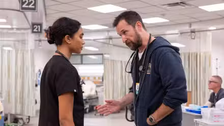 Mohan hablando con Robby en una escena de The Pitt
