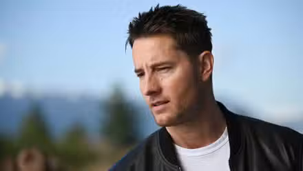 Justin Hartley como Colter Shaw luciendo pensativo en Tracker de CBS