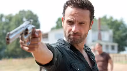 Rick sosteniendo una pistola en The Walking Dead