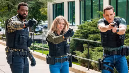 Atwater, Upton y Halstead del Departamento de Policía de Chicago apuntando con armas en el crossover de One Chicago