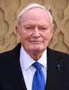 Foto en la cabeza de Julian Glover en el estreno británico de Indiana Jones y el dial del destino