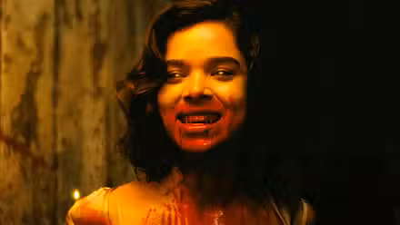 Hailee Steinfeld como un vampiro sangriento en Sinners