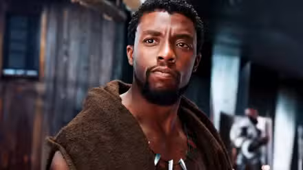 Chadwick-Boseman-como-T'Challa-en-Black-Panther