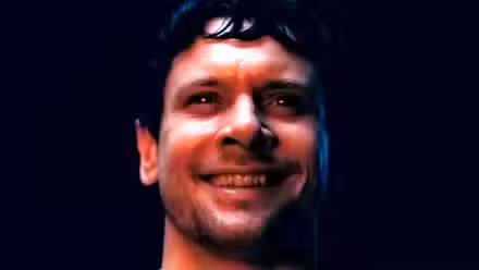 Jack O'Connell como Remmick tiene una sonrisa siniestra en Sinners