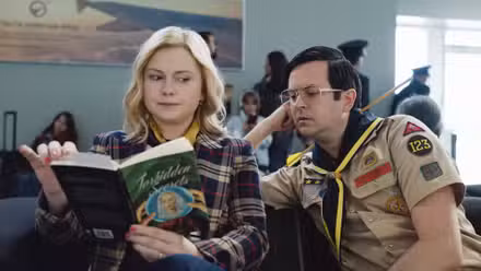 Rose McIver como Sam y Richie Moriarty como Pete en la temporada 5 de Ghosts 